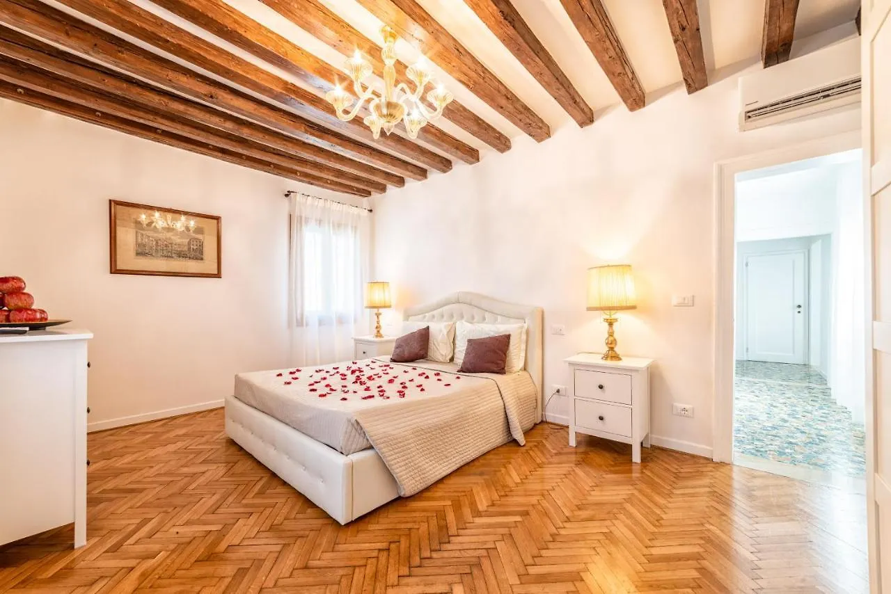 Casanova Fenice - Canal View Venice Apartment