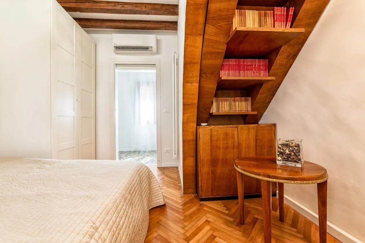 Casanova Fenice - Canal View Venice Apartment